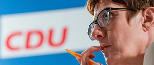 Annegret Kramp-Karrenbauer mit neuem Vorschlag: Ein Dienstjahr für Flüchtlinge soll bei der Integration helfen.