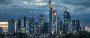 Dunkle Wolken hinter der Bankenskyline im Zentrum von Frankfurt am Main