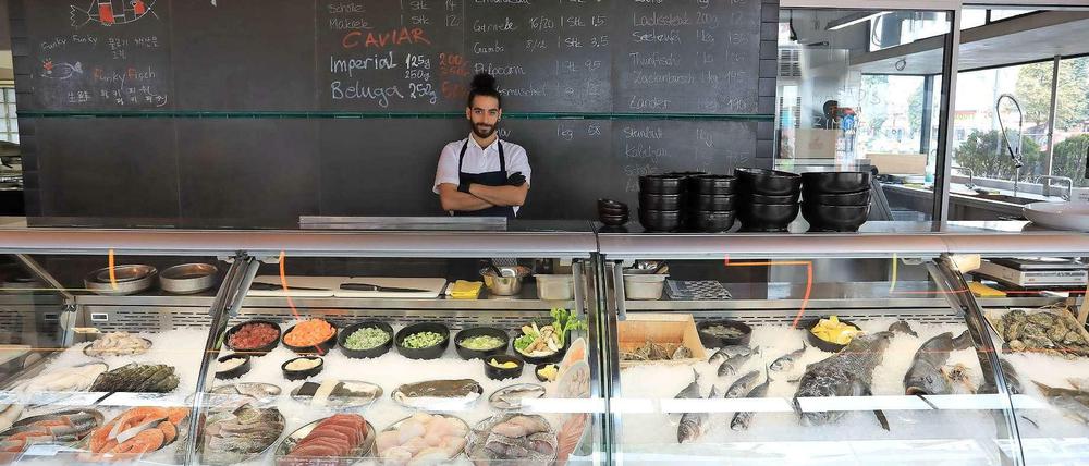 Aus dem Meer in die Kantstraße. Ob filetiert oder im Ganzen: Im "Funky Fisch" können die Gäste direkt an der Kühltheke bestellen.