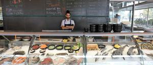 Aus dem Meer in die Kantstraße. Ob filetiert oder im Ganzen: Im "Funky Fisch" können die Gäste direkt an der Kühltheke bestellen.