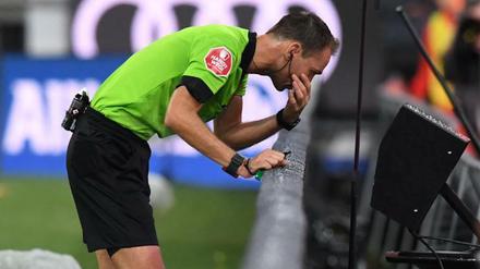 Auch Schiedsrichter Bastian Dankert flüsterten die Videoassistenten bei Bayern gegen Hoffenheim oft ins Ohr.