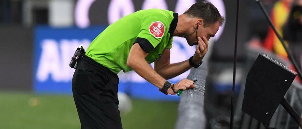 Auch Schiedsrichter Bastian Dankert flüsterten die Videoassistenten bei Bayern gegen Hoffenheim oft ins Ohr.