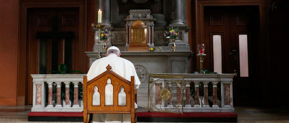 Papst Franziskus betet in Irland in einer Kapelle, die dem Gedenken an von Priestern missbrauchten Minderjährigen gewidmet ist - aber das reicht nicht.