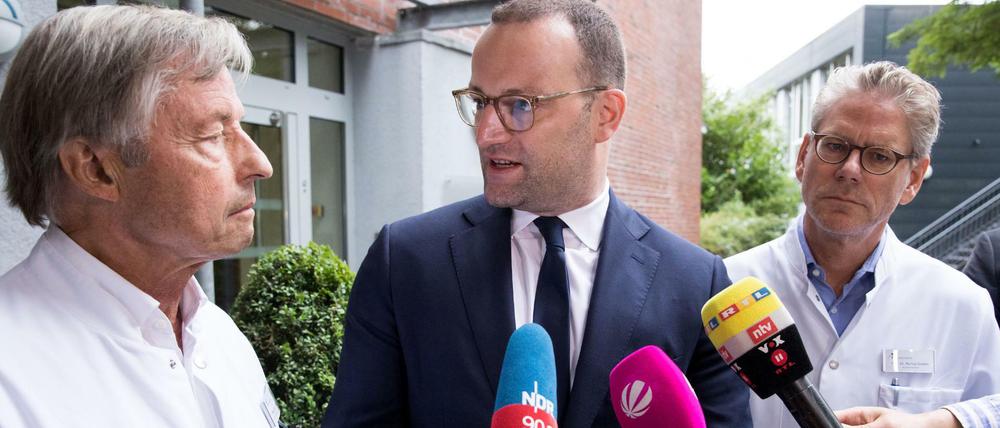 Bundesgesundheitsminister Jens Spahn (CDU, M.) will die Plegeversicherungsbeiträge um 0,5 Punkte erhöhen.