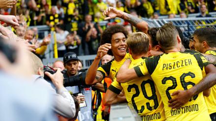 Axel Witsel (links) feiert seinen Debüttreffer in der Bundesliga.