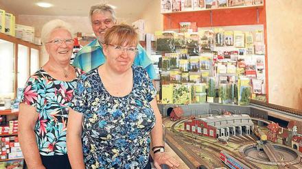 Abgefahren. Maren-Sigrid Breyer (links), ihre Tochter Mareike Biggam und Andreas Köhle betreiben das 50 Jahre alte Modellbahngeschäft am Kaiserdamm.