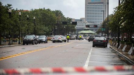 Polizisten sperren eine Straße in der Nähe des Gebäudes "Jacksonville Landing".