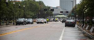 Polizisten sperren eine Straße in der Nähe des Gebäudes "Jacksonville Landing".