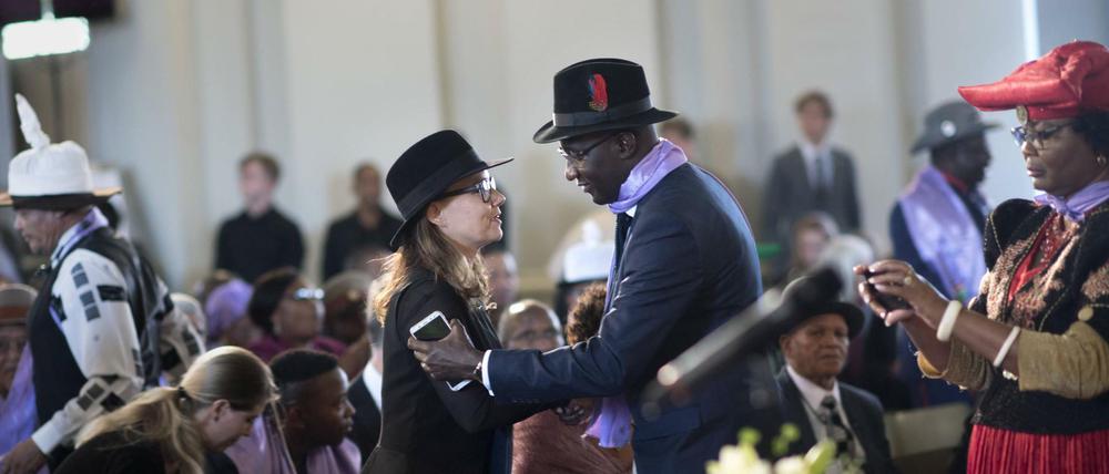 Staatsministerin Michelle Müntefering (SPD) mit Vertretern der Herero und Nama.