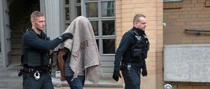 Polizisten führen einen verdächtigen Mann in der Pohlstraße ab.