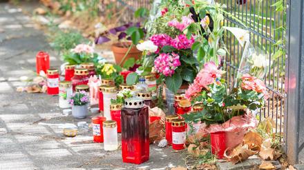 Am Tatort, an dem eine 36-jährige Frau erstochen wurde, liegen Blumen und Kerzen.