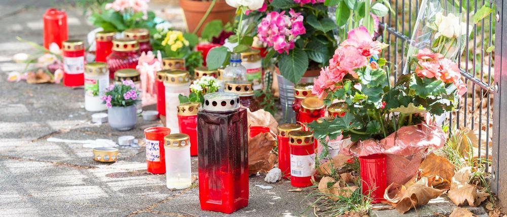 Am Tatort, an dem eine 36-jährige Frau erstochen wurde, liegen Blumen und Kerzen. 