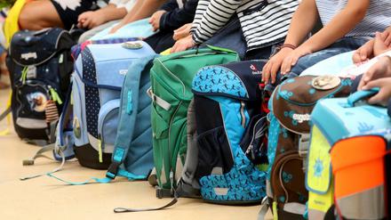 Mit 100 Euro jährlich pro Kind unterstützt der Staat bedürftige Familien beim Kauf von Schulbedarf.