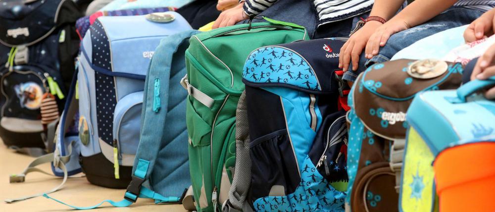 Mit 100 Euro jährlich pro Kind unterstützt der Staat bedürftige Familien beim Kauf von Schulbedarf.