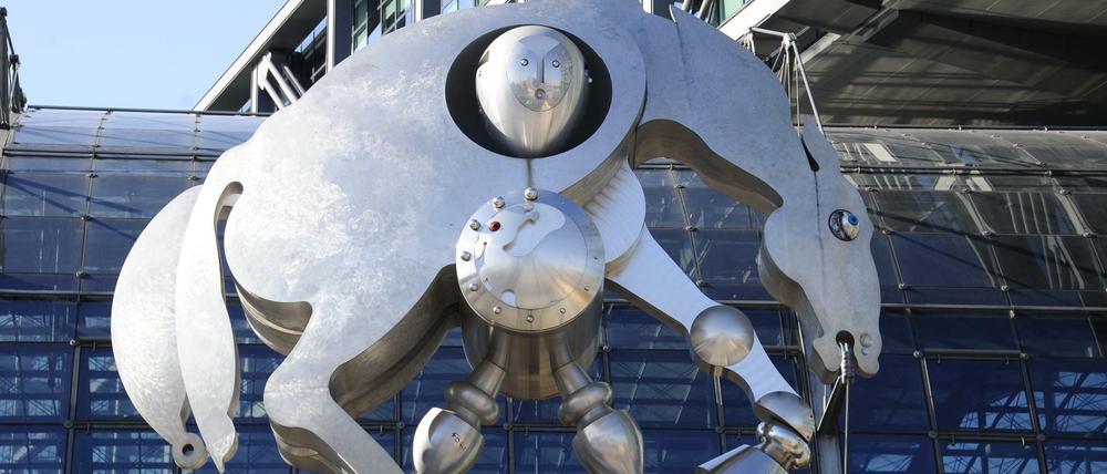 Das "Rolling Horse" von Jürgen Goertz auf der nördlichen Terrasse des Berliner Hauptbahnhofs am Europaplatz. 