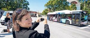 Augenscheinlich begeistert. Grünen-Fraktionsvorsitzende Antje Kapek verfolgt den Ladevorgang eines Elektrobusses am E-Bus-Terminal in Hamburg. 