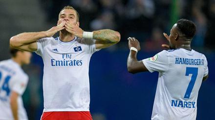 Hamburgs Pierre-Michel Lasogga (l) und Hamburgs Khaled Narey feiern den Treffer zum 2:0.