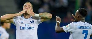 Hamburgs Pierre-Michel Lasogga (l) und Hamburgs Khaled Narey feiern den Treffer zum 2:0.