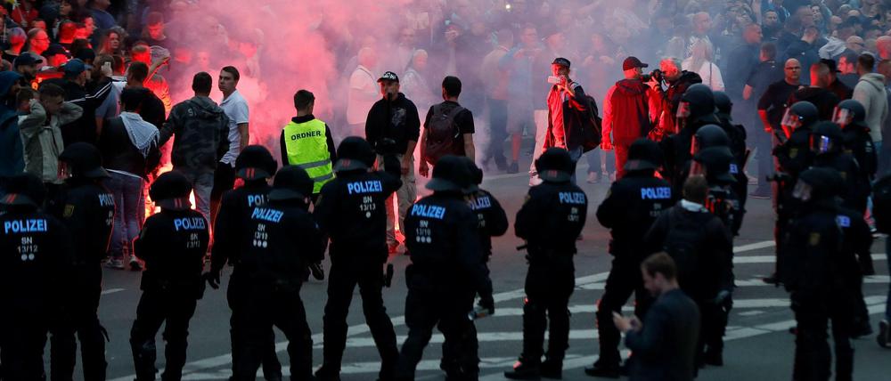 Polizisten am Rande der rechten Demo in Chemnitz