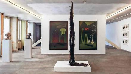 Über Woolworth. Blick in den Projektraum auf der Potsdamer Straße und die Gruppenausstellung „A strong Desire“.