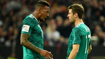 Thomas Müller (rechts) und Jerome Boateng sind offenbar Vertreter zweier Gruppen im Nationalteam.