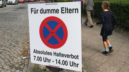 Dieses Schild stand am Ferienanfang vor der Victor-Gollancz-Schule.
