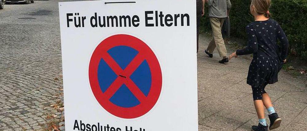 Dieses Schild stand am Ferienanfang vor der Victor-Gollancz-Schule.