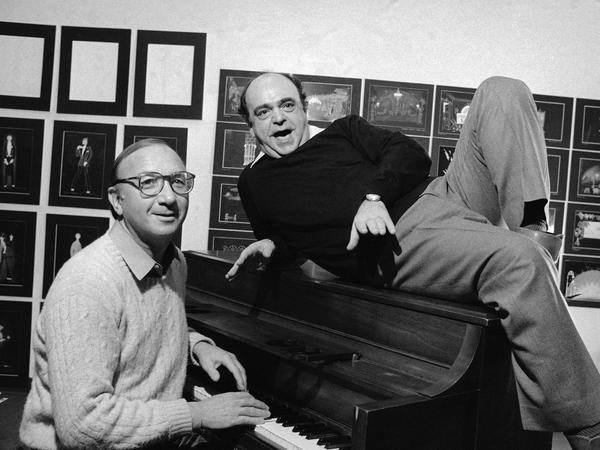 Der US-Dramatiker Neil Simon (l) und Schauspieler James Coco.