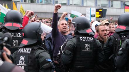 Rechte Demonstranten und Polizisten in Chemnitz. 