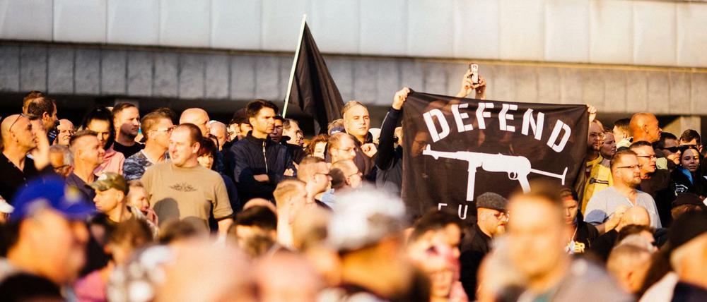 Ausschreitungen in Chemnitz. Nach dem Tod eines Mannes bei einer Messerstecherei am Sonntag versammelten sich am Montag mehrere tausend Rechte.