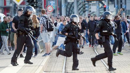 Polizisten laufen nach dem Abbruch des Stadtfestes Chemnitz über eine Straße. 
