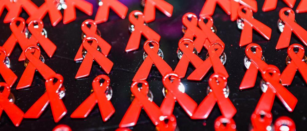 Aids-Schleifen als Anstecknadeln