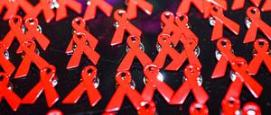 Aids-Schleifen als Anstecknadeln