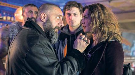 Kiezboss Keitar (Kida Khodr Ramadan, l.) knöpft sich Atris (Samuel Schneider) und Marie (Ella Rumpf) vor. 