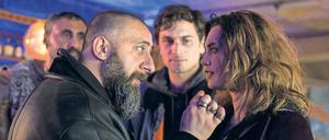 Kiezboss Keitar (Kida Khodr Ramadan, l.) knöpft sich Atris (Samuel Schneider) und Marie (Ella Rumpf) vor. 