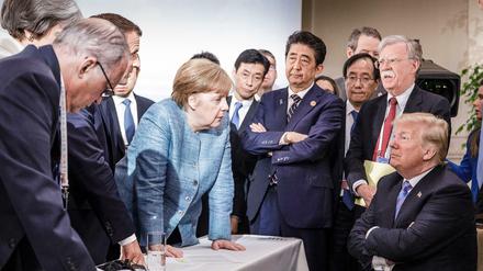 Bundeskanzlerin Angela Merkel spricht mit US-Präsident Donald Trump auf dem G-7-Gipfel Mitte 2018.
