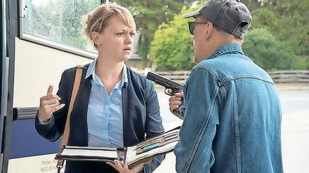 „Schatzi, bist Du die Chefin von der Truppe?“ Räuber Richy (Georg Friedrich) kapert den Reisebus von Irma Anders (Lisa Wagner).