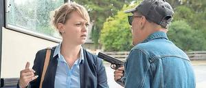 „Schatzi, bist Du die Chefin von der Truppe?“ Räuber Richy (Georg Friedrich) kapert den Reisebus von Irma Anders (Lisa Wagner).