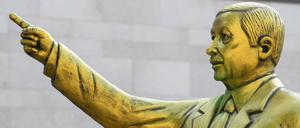 Die goldene Erdogan-Statue steht auf Wiesbadens Platz der Deutschen Einheit.