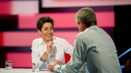 Dunja Hayali spricht im "Aktuellen Sportstudio" mit Friedhelm Funkel, Trainer von Fortuna Düsseldorf. 