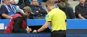 Schiedsrichter Referee Tobias Welz musste auch das ein oder andere Mal den Videobeweis heranziehen.