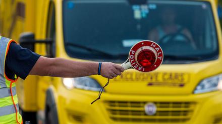 Die Polizei kontrolliert Fahrzeuge am bayerischen Grenzübergang.