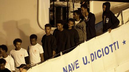 Migranten verlassen das Rettungsschiff "Diciotti" im Hafen von Catania.