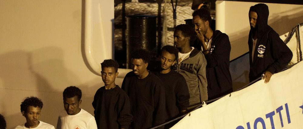 Migranten verlassen das Rettungsschiff "Diciotti" im Hafen von Catania.