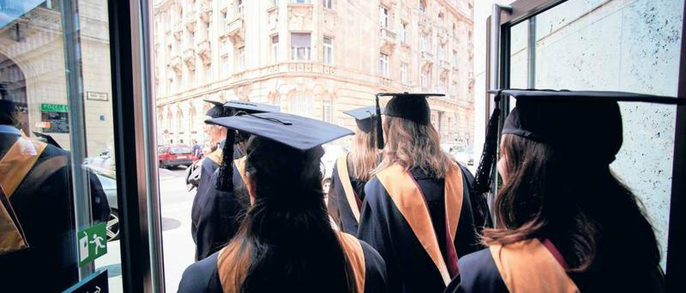 Ihr Abschluss. Absolventinnen feierten zuletzt im Juni dieses Jahr ihre „Graduation“. Ob die renommierte amerikanisch-ungarische Universität ab 2019 in Budapest noch neue Studierende immatrikulieren darf, ist aber noch immer offen.