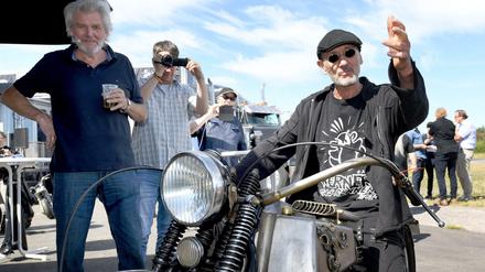 Lass kesseln! Comiczeichner Rötger Feldmann alias Brösel (rechts) und sein Kumpel Holger Henze (Holgi) bei einem Pressetermin vor dem Rennen. 