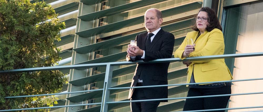 Finanzminister Olaf Scholz (SPD) und SPD-Chefin Andrea Nahles auf einem Balkon des Bundeskanzleramts.
