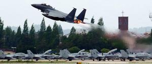 Ein Kampfjet der südkoreanischen Luftwaffe hebt im Mai im Rahmen des gemeinsamen Großmanövers mit den USA ab.