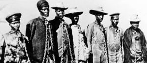Gefangene Hereros während des Herero-Aufstandes in der deutschen Kolonie Deutsch-Südwestafrika (Namibia) 1904.