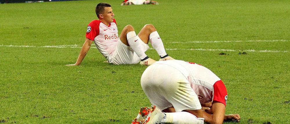 Wieder nichts: Salzburgs Stefan Lainer und Smail Prevljak (r.) nach dem Schlusspfiff. 